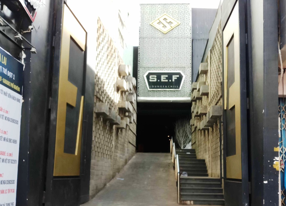 Vụ 57 người dương tính với ma túy trong quán bar: Tạm giữ hình sự 4 thanh niên - 1 Quán bar S.E.F Lounge & Chill nơi xảy ra vụ việc (Ảnh: Lê Tiền)