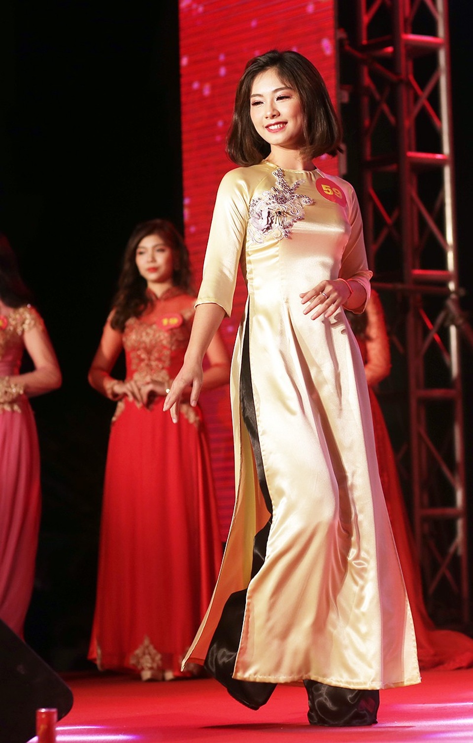 Lộ diện tân Hoa khôi xinh như búp bê của ĐH Kinh doanh Công nghệ Hà Nội - 11
Á khôi 1 Đỗ Nguyễn Thu Huyền