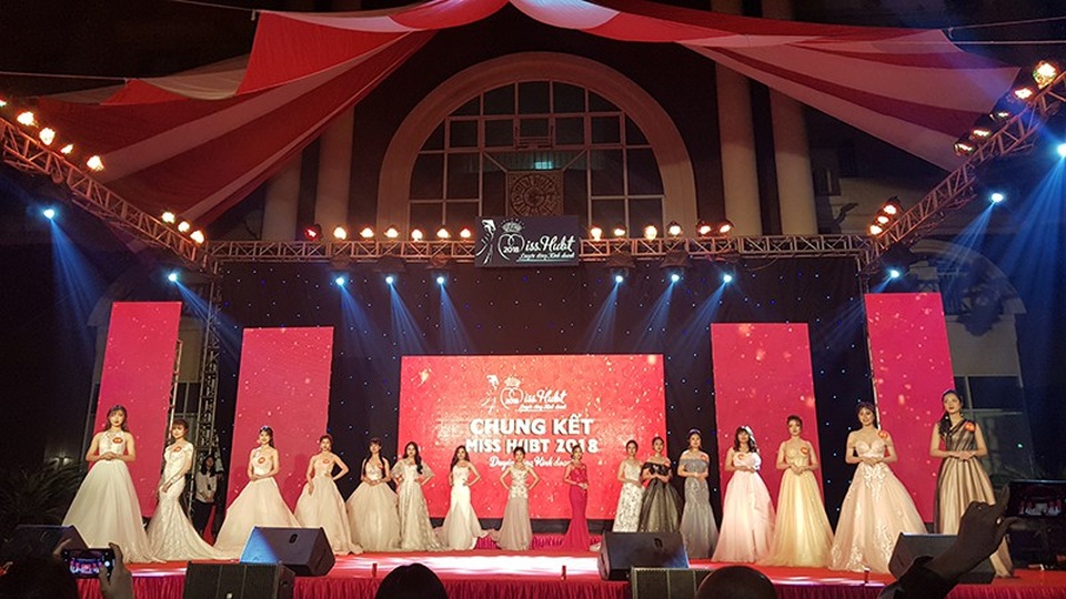 Lộ diện tân Hoa khôi xinh như búp bê của ĐH Kinh doanh Công nghệ Hà Nội - 1
Toàn cảnh 16 thí sinh tham gia đêm chung kết cuộc thi Duyên dáng kinh doanh Công nghệ Hà Nội.