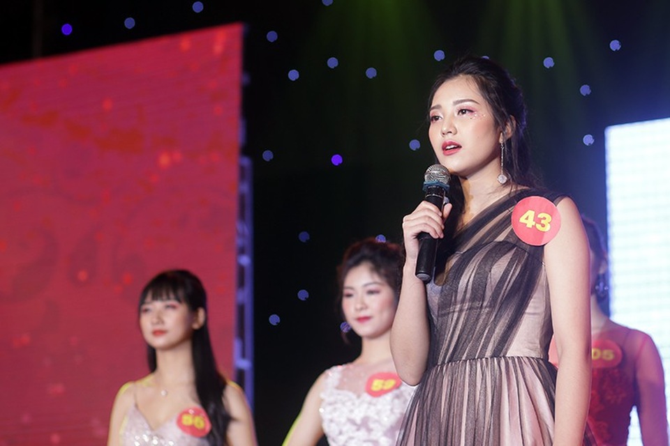 Lộ diện tân Hoa khôi xinh như búp bê của ĐH Kinh doanh Công nghệ Hà Nội - 6
Kiều Thị Hằng tự tin, bình tĩnh trong phần thi ứng xử với câu hỏi về Cách mạng công nghệ 4.0