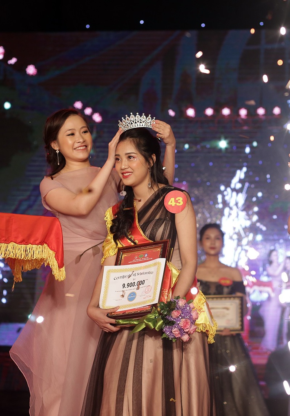 Lộ diện tân Hoa khôi xinh như búp bê của ĐH Kinh doanh Công nghệ Hà Nội - 3
Khoảnh khắc nhận vương miện hoa khôi của Kiều Thị Hằng