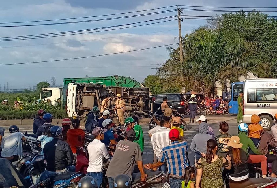 Xe tải “lùa” 5 xe máy trước trạm thu phí, Mazda húc liên hoàn trên phố - 8 Xe tải “lùa” 5 xe máy trước trạm thu phí, Mazda húc liên hoàn trên phố - 8