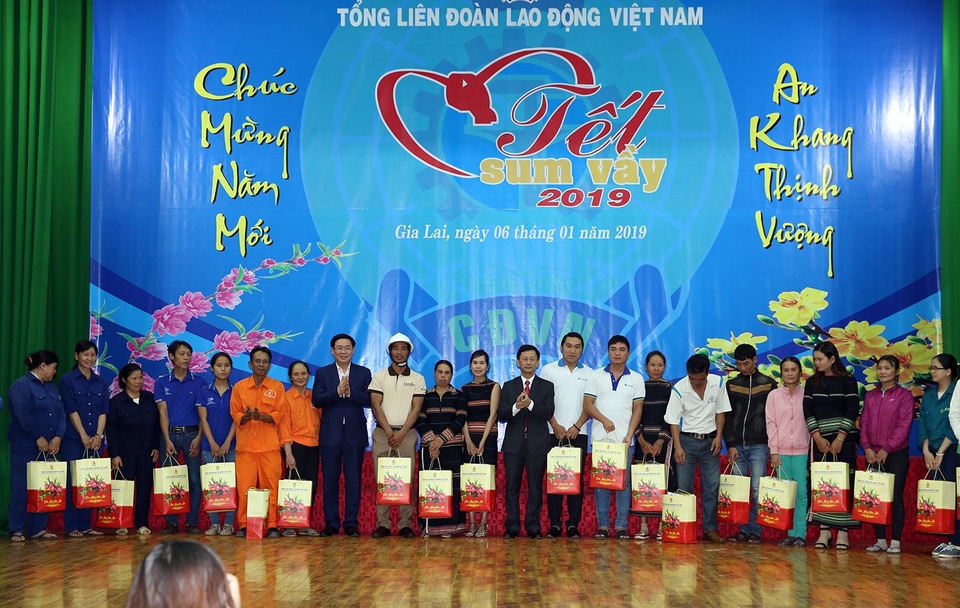 Sẽ điều chỉnh chính sách để người lao động và gia đình sống được bằng lương - 2 Phó Thủ tướng trao quà cho công nhân, người lao động tỉnh Gia Lai. Ảnh VGP/Thành Chung