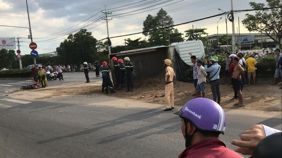 Xe tải “lùa” 5 xe máy trước trạm thu phí, Mazda húc liên hoàn trên phố - 10 Cát trên xe ben đổ tràn ra đường