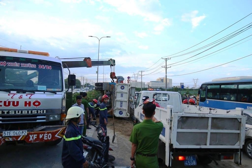 Xe tải “lùa” 5 xe máy trước trạm thu phí, Mazda húc liên hoàn trên phố - 11 Cẩu xe ben để đưa thi thể nạn nhân ra ngoài