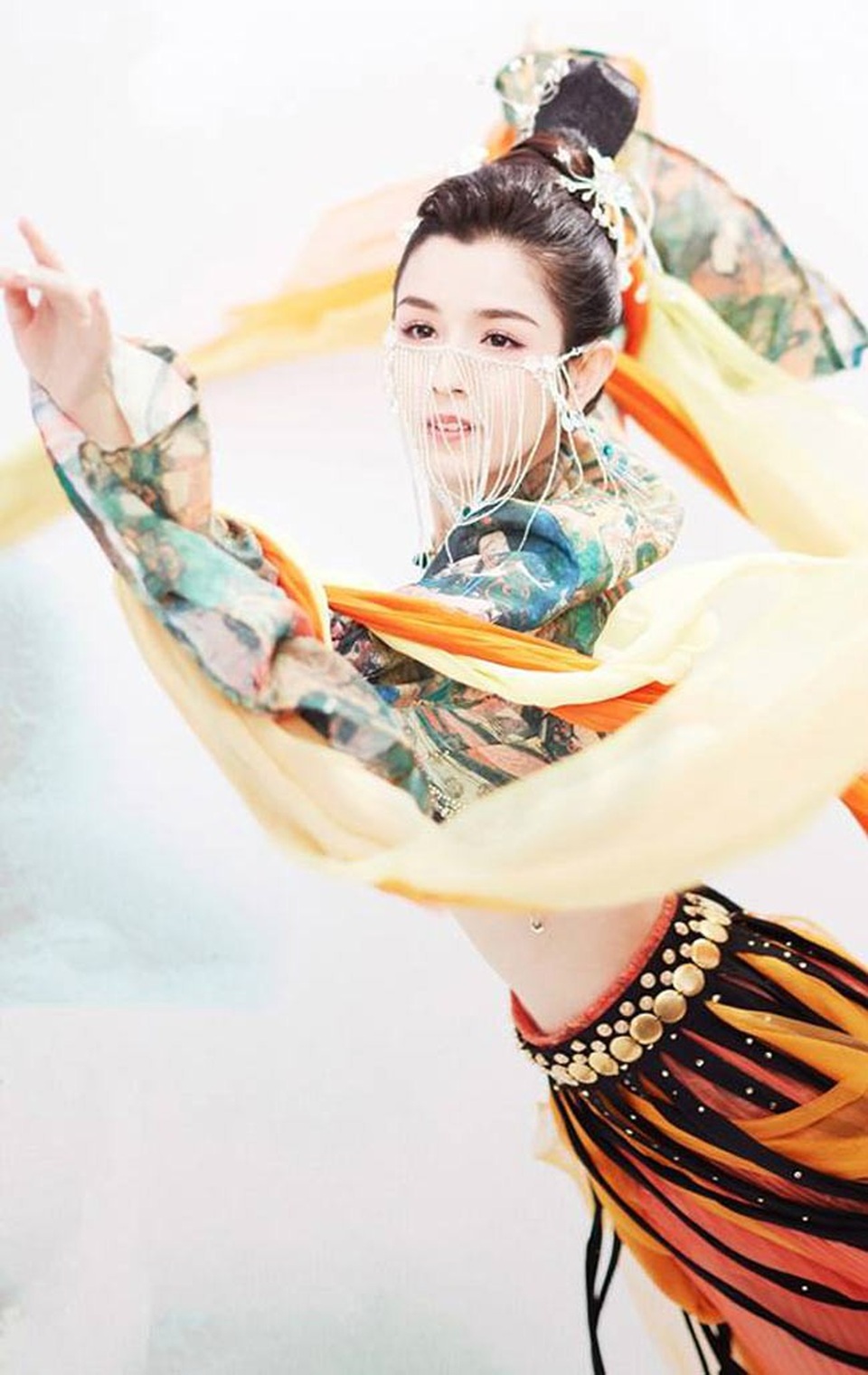 Hai cô gái Tân Cương đẹp tới mức được ví như "tiên nữ hạ phàm" - 8
Nhờ học múa từ nhỏ, Cáp Tư có hình thể mong manh tựa như nàng Triệu Phi Yến.