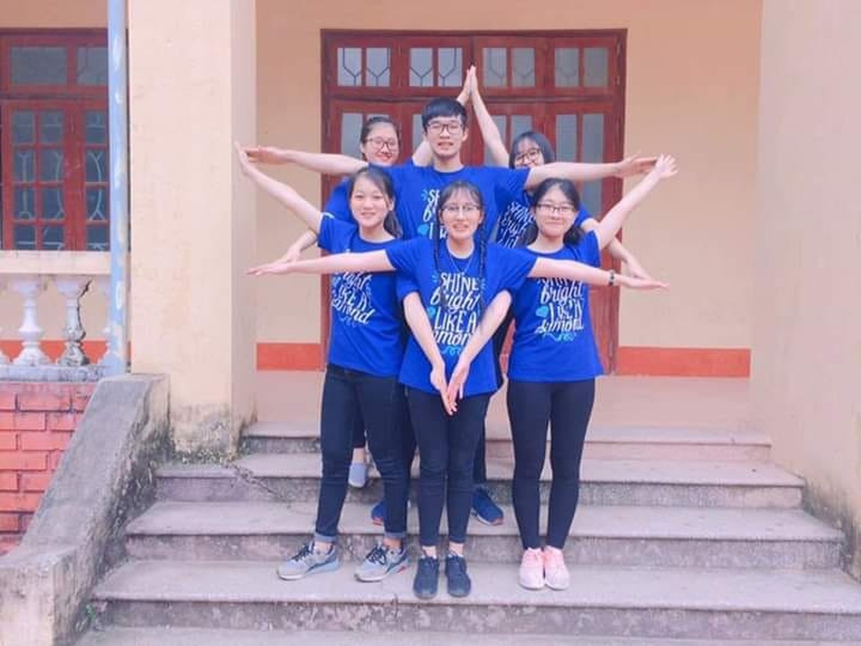 Trào lưu chụp ảnh hình ngôi sao được giới trẻ hưởng ứng dịp đầu năm - 2 Đào Thị Thu