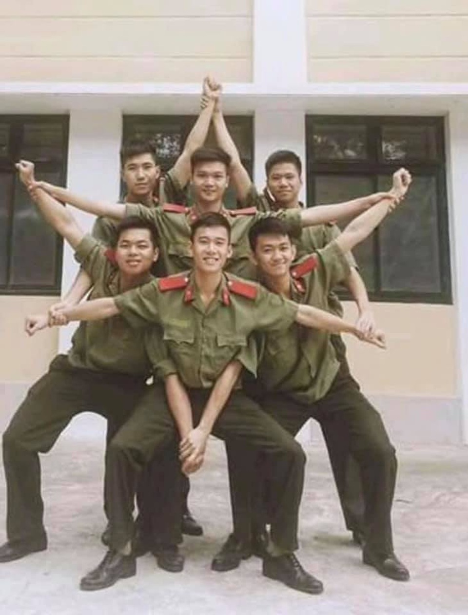 Trào lưu chụp ảnh hình ngôi sao được giới trẻ hưởng ứng dịp đầu năm - 6 Thế Hoàng