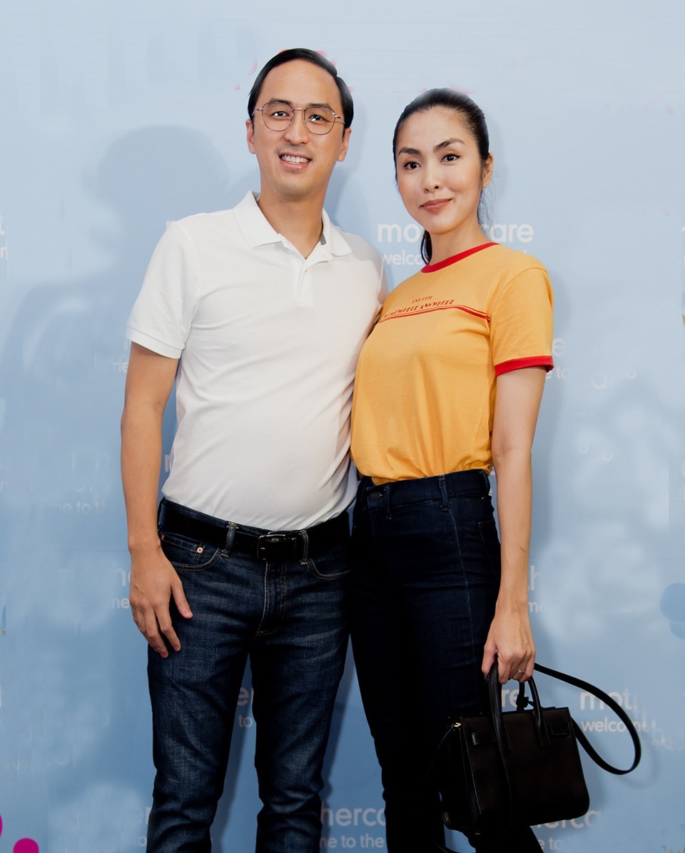 Khác với Hà Anh dẫn theo con gái đáng yêu và ông xã ngoại quốc, Hà Tăng lại sánh bước bên người chồng doanh nhân Louis Nguyễn.