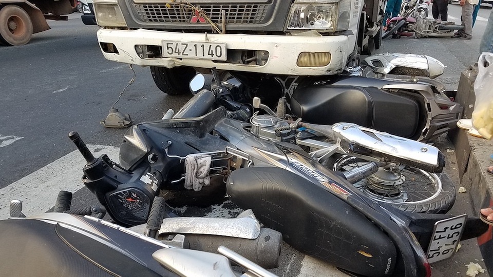 Xe tải “lùa” 5 xe máy trước trạm thu phí, Mazda húc liên hoàn trên phố - 3 Xe tải “lùa” 5 xe máy trước trạm thu phí, Mazda húc liên hoàn trên phố - 3