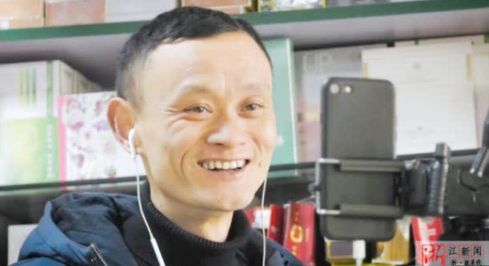 Chủ cửa hàng tạp hóa Trung Quốc kiếm bộn tiền nhờ sở hữu ngoại hình giống Jack Ma - 1 Ông Wu có nhiều nét tương đồng với tỷ phú Jack Ma.