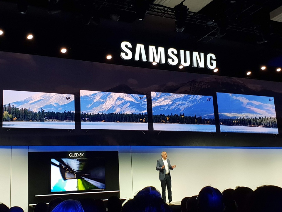 Samsung trình diễn TV 8K lớn nhất 98 inch đầu tiên trên thế giới - Ảnh 1. Samsung trình diễn TV 8K lớn nhất 98 inch đầu tiên trên thế giới - Ảnh 1.