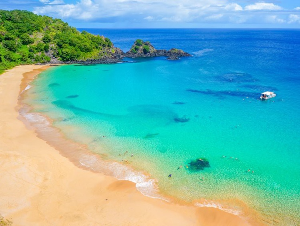 Bãi biển tình tứ của “Hậu duệ mặt trời” đẹp nhất thế giới - 4 4. Praia do Sancho, Brazil