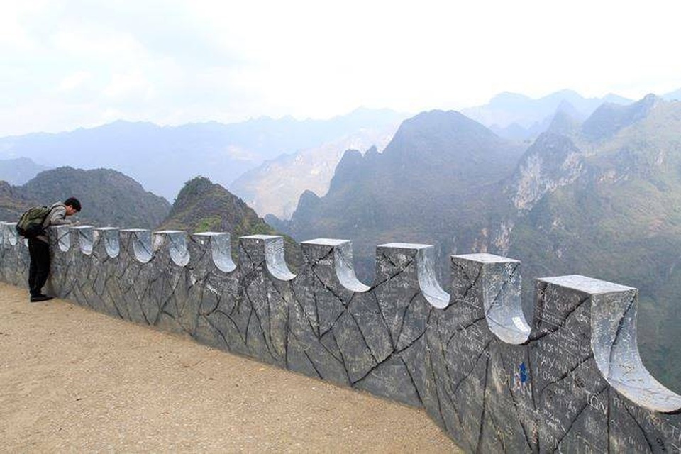 Dân phượt bức xúc vì đèo Mã Pí Lèng nổi tiếng Hà Giang bị vẽ bậy - 1 Bức tường trên đèo Mã Pí Lèng đã bị nhiều du khách vẽ bậy trở nên nhếch nhác, phản cảm. Ảnh: Hưng Trần