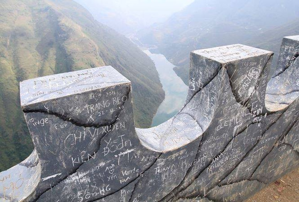 Dân phượt bức xúc vì đèo Mã Pí Lèng nổi tiếng Hà Giang bị vẽ bậy - 5 Nhiều người cho rằng hành vi vẽ bậy tại các điểm đến, di tích lịch sử là không thể chấp nhận được. Ảnh: Hưng Trần