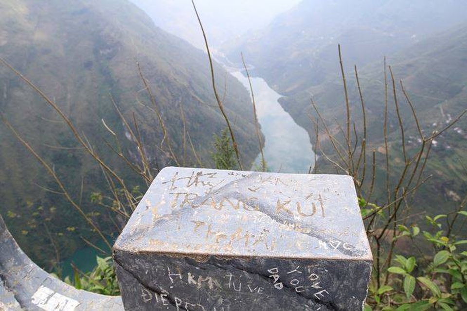 Dân phượt bức xúc vì đèo Mã Pí Lèng nổi tiếng Hà Giang bị vẽ bậy - 8 Tuy không dài nhưng Đèo Mã Pí Lèng là cung đèo hiểm trở bậc nhất ở vùng núi biên viễn phía Bắc, được ví như “vua” của các con đèo Việt Nam. Ảnh: Hưng Trần