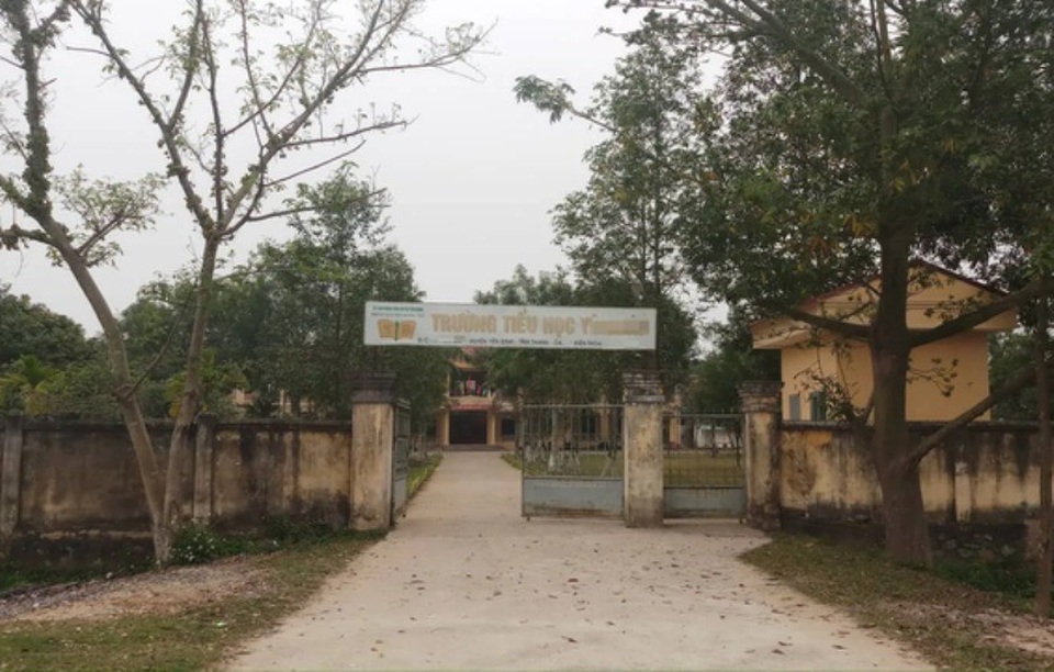 Vụ hiệu trưởng bị tố cưỡng dâm cấp dưới nhiều năm liền: Có quan hệ chưa trong sáng! - 1
Trường Tiểu học Y.B. (huyện Yên Định, Thanh Hóa) - nơi công tác trước đây của ông T và bà Q.