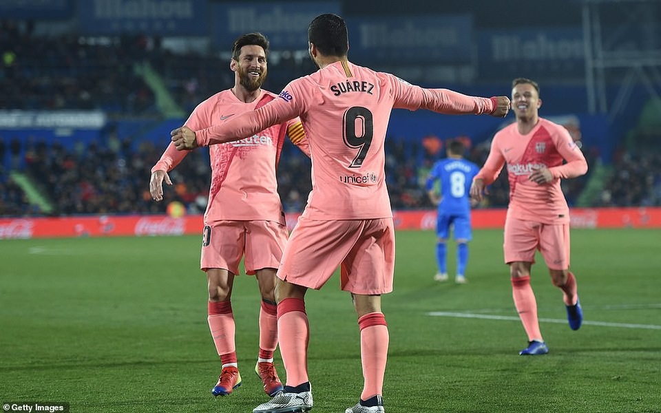 Messi và Suarez rực sáng, Barcelona vững ngôi đầu bảng La Liga - 9
Barcelona thăng hoa nhờ sự tỏa sáng của cặp Messi-Luis Suarez