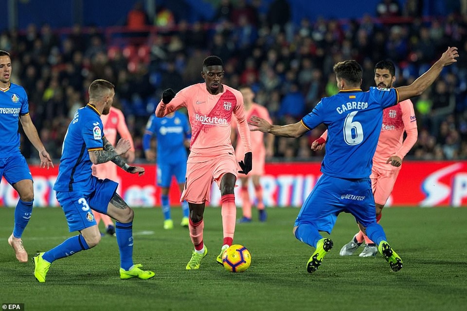 Messi và Suarez rực sáng, Barcelona vững ngôi đầu bảng La Liga - 8
Dembele chơi đầy năng nổ trên hàng công