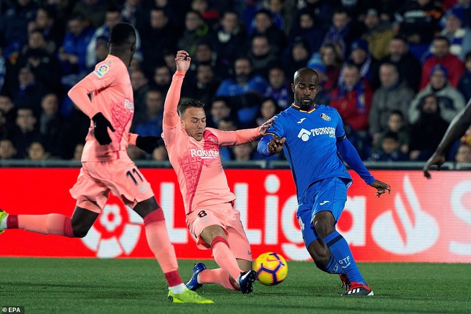 Messi và Suarez rực sáng, Barcelona vững ngôi đầu bảng La Liga - 7
Trận đấu diễn ra đầy căng thẳng