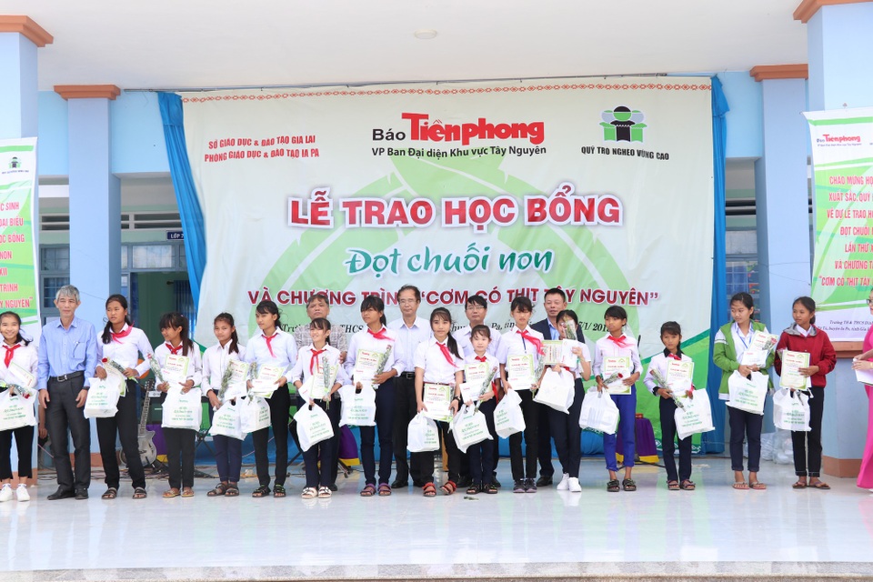 Trao học bổng cho học sinh nghèo, vượt khó và xây dựng bếp ăn “Cơm có thịt Tây Nguyên” - 1 Trao học bổng 64 suất học bổng cho các em học sinh nghèo có hoàn cảnh đặc biệt, vươn lên trong học tập