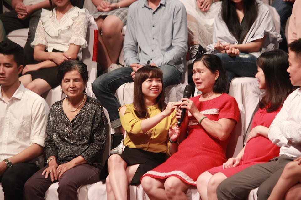 Câu chuyện cảm động tại show hẹn hò về chàng trai 27 tuổi vẫn ngủ với mẹ - 3 Mẹ Mạnh Tú xúc động khi nhìn thấy con trai đang hẹn hò một cô gái đáng yêu