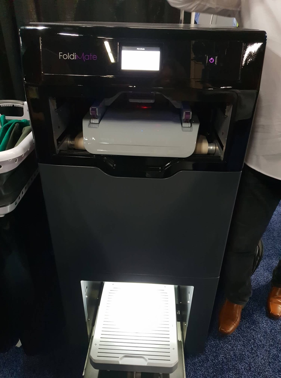 Trải nghiệm máy gấp quần áo đầu tiên trên thế giới, giá 1.000 USD - 2
Quần áo được đưa vào đúng vị trí ở ngăn trên của máy.