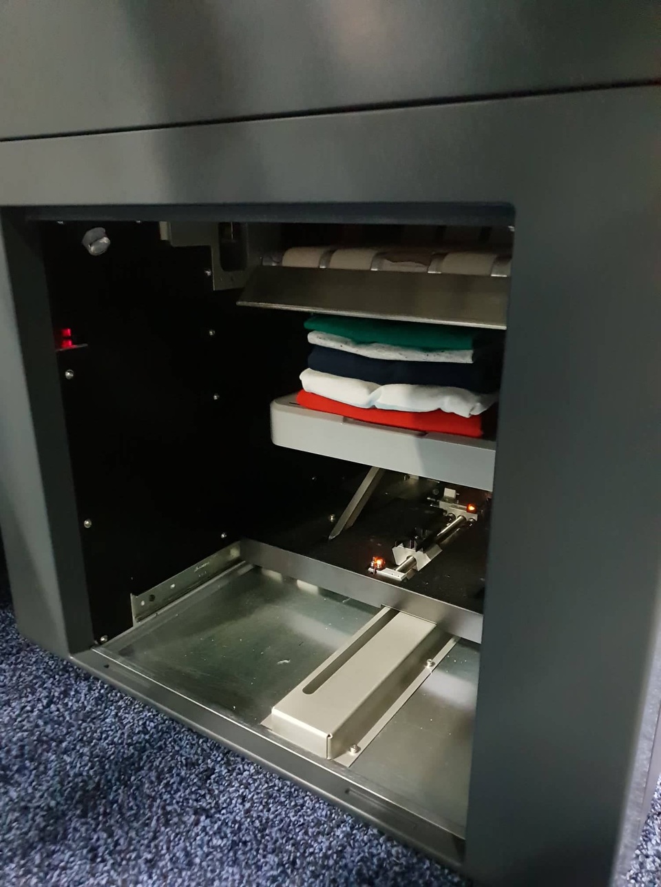 Trải nghiệm máy gấp quần áo đầu tiên trên thế giới, giá 1.000 USD - 4
Chỉ 5 giây sau máy sẽ gập xong một chiếc áo hoặc quần.