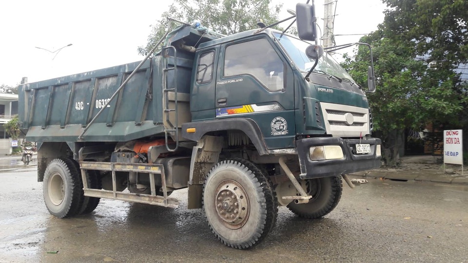 Dân dựng chướng ngại vật chặn xe tải chở đất đá gây ô nhiễm - 2 Hàng trăm lượt xe tải chở đất đá qua lại khu vực khối phố Đà Sơn, phường Hoà Khánh Nam hàng ngày