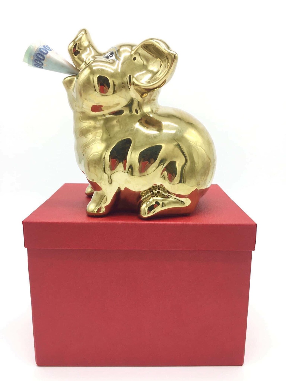 Đua nhau sắm đồ tết linh vật lợn vàng giá tiền triệu - Ảnh 1.