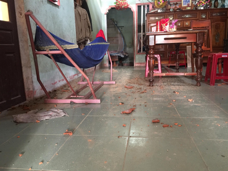 Vụ nổ khiến nhiều ngôi nhà bị nứt tường, thủng mái