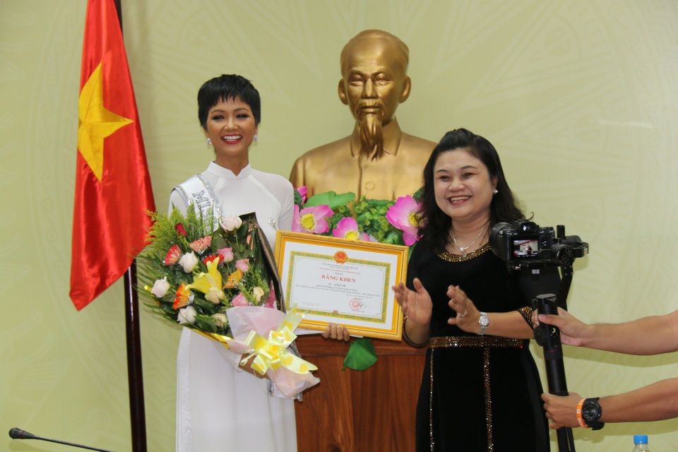 H’Hen Niê trở thành đại sứ của Lễ hội Cà phê Buôn Mê Thuột - 1 HHen Niê nhận bằng khen của tỉnh Đắk Lắk