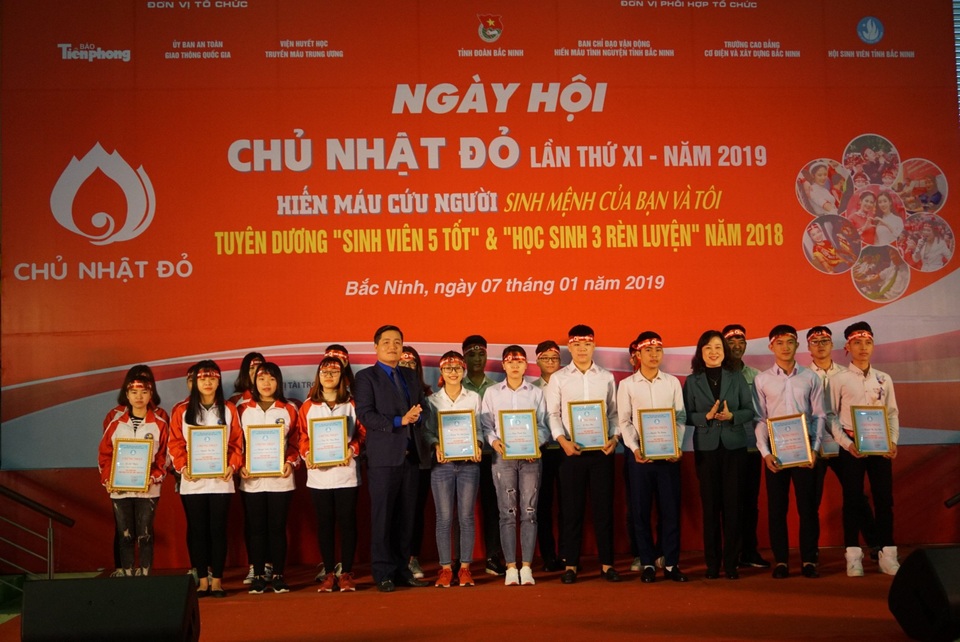 Hàng nghìn đoàn viên, thanh niên tham gia hiến máu tình nguyện tại Bắc Ninh - 2 Các tập thể và cá nhân đạt danh hiệu Sinh viên 5 tốt, tập thể 5 tốt và 3 rèn luyện được Hội sinh viên tỉnh Bắc Ninh tuyên dương, khen thưởng