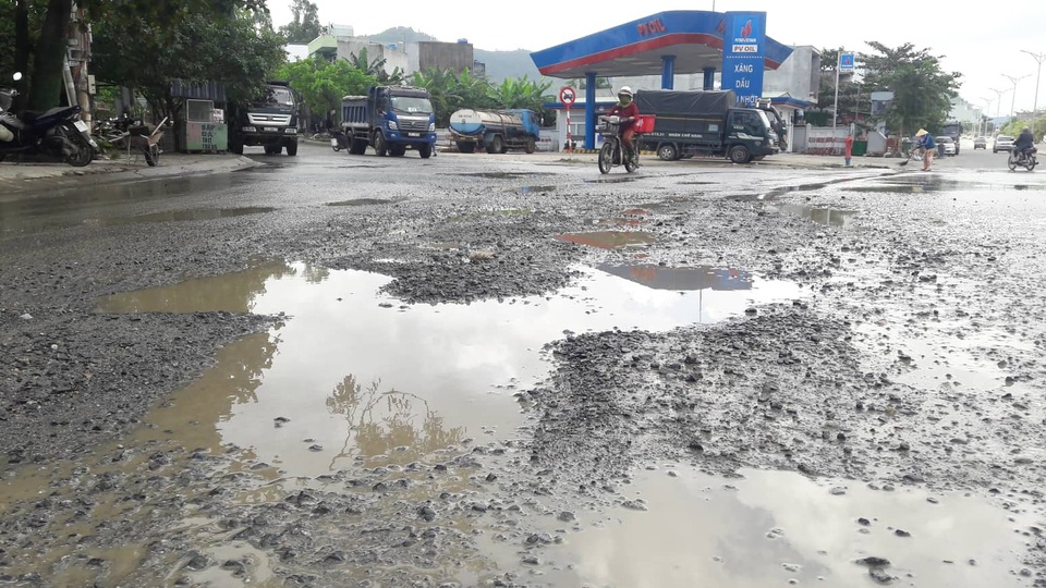 Dân dựng chướng ngại vật chặn xe tải chở đất đá gây ô nhiễm - 1 Mặt đường khu vực giao lộ Hoàng Văn Thái - Trần Đức bị băm nát, bụi bẩn do lưu lượng xe tải chở đất đá qua lại hàng ngày quá lớn