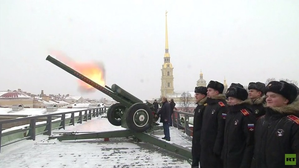 Video Tổng thống Putin khai hỏa pháo tại St. Petersburg - 1
Tổng thống Putin khai hỏa pháo tại St. Petersburg. (Ảnh: RT)