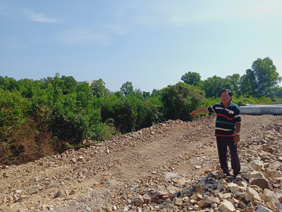 Bài 4: Chủ tịch tỉnh Kiên Giang lần 2 “thúc” giải quyết khiếu nại của người dân! - 3 Ông Trương Văn Hương vô cùng bức xúc khi vụ việc của ông bị UBND huyện ngâm suốt 18 năm qua đến nay chưa nhận được tiền đền bù hàng ngàn mét vuông đất bị thu hồi. Mỗi lần ông khiếu nại, các cơ quan chức năng cứ bảo chờ...