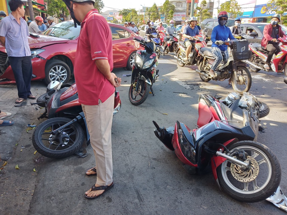 Xe tải “lùa” 5 xe máy trước trạm thu phí, Mazda húc liên hoàn trên phố - 5 2 chiếc xe máy bị tông từ phía sau
