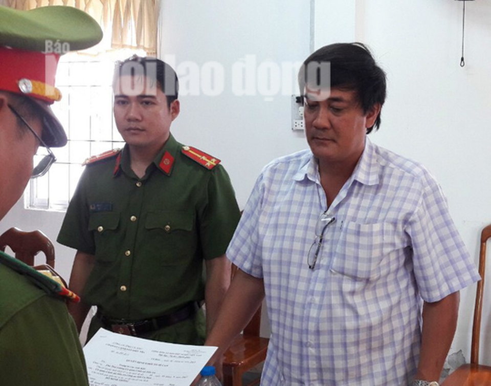 Chiếm đoạt tiền BHYT, 2 cán bộ phòng khám đa khoa bị “hốt” - 1 Công an đọc lệnh bắt bị can Đỗ Minh Thống