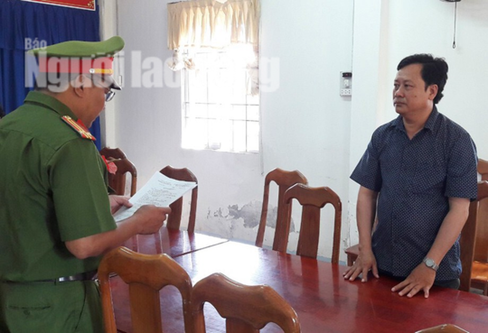 Chiếm đoạt tiền BHYT, 2 cán bộ phòng khám đa khoa bị “hốt” - 2 Thi hành lệnh bắt bị can Phan Phương Đông