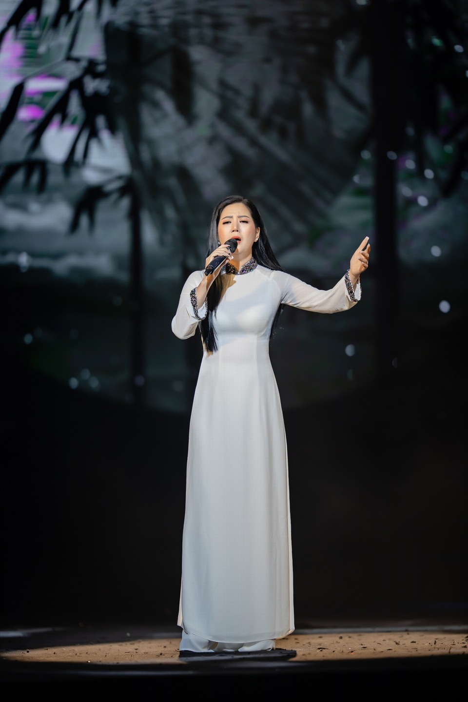 Đinh Hiền Anh hạnh phúc vì thực hiện được lời hứa với thầy An Thuyên - Ảnh 2. Đinh Hiền Anh hạnh phúc vì thực hiện được lời hứa với thầy An Thuyên - Ảnh 2.