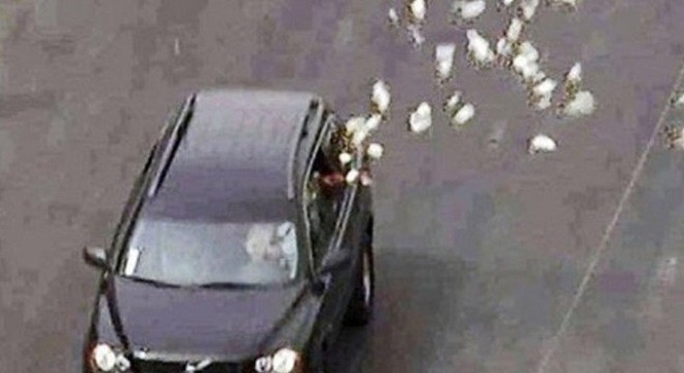 Lái siêu xe rải tiền trên phố: 300 tỷ đồng rơi như lá vàng, dân tranh nhau - 5
Ảnh minh họa.