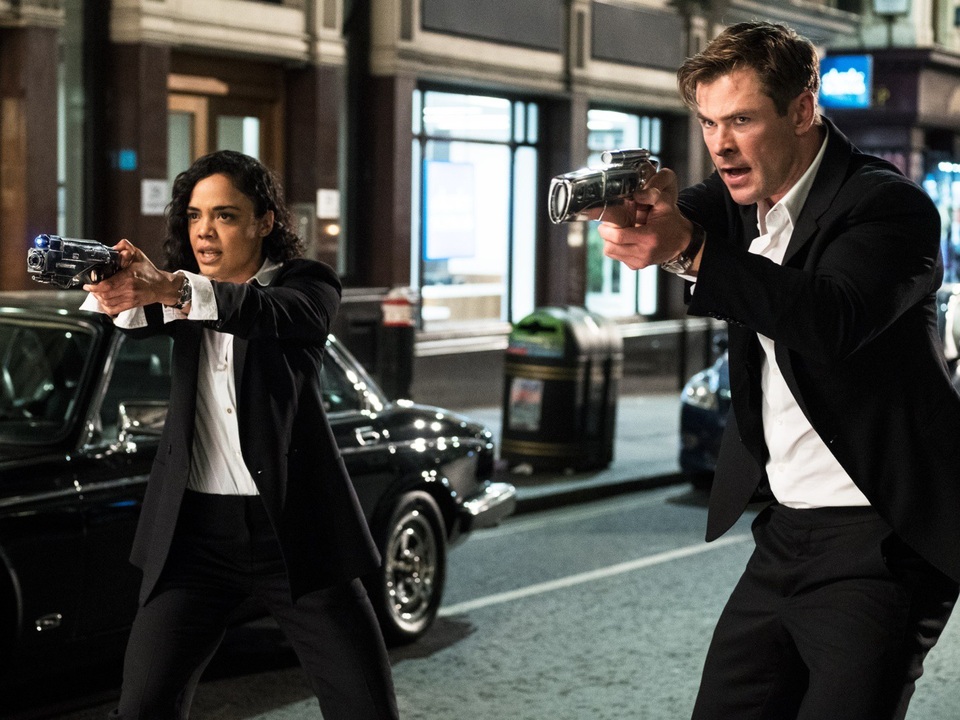 “Thần Sấm” Chris Hemsworth và “nữ chiến binh Valkyrie” Tessa Thompson sẽ hội ngộ trong dự án ăn theo (Spin Off) bộ ba phim Men In Black – series gắn liền với tên tuổi của tài tử Will Smith.