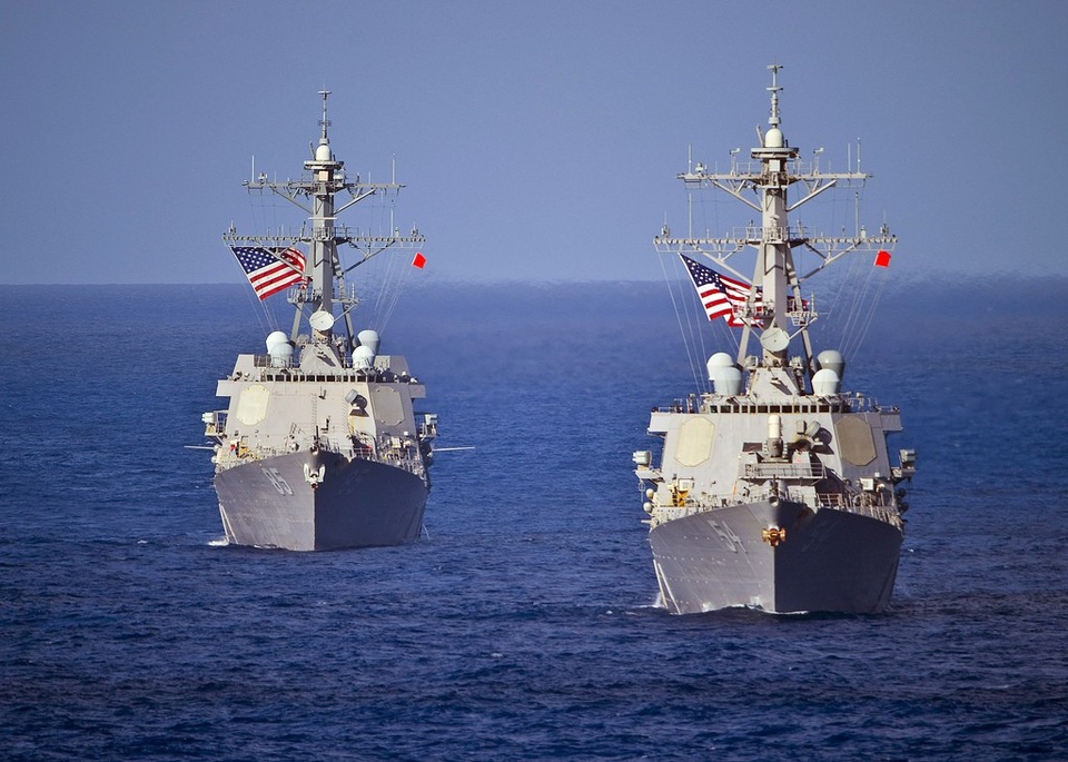 Tàu hải quân Mỹ áp sát quần đảo Hoàng Sa, thách thức Trung Quốc - 1
Tàu khu trục USS McCampbell (trái) và tàu khu trục USS Curtis Wilbur đi qua khu vực tây Thái Bình Dương trước khi tham gia tập trận. (Ảnh: US Navy)