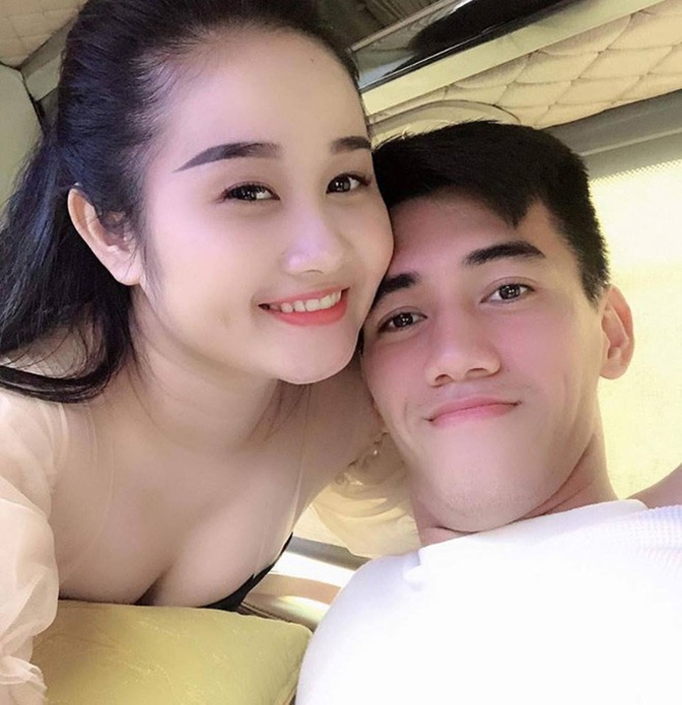 Khoảnh khắc "ngọt như đường" của cầu thủ Tiến Linh và bạn gái giáo viên - 1
Cầu thủ Tiến Linh và bạn gái giáo viên xinh đẹp
