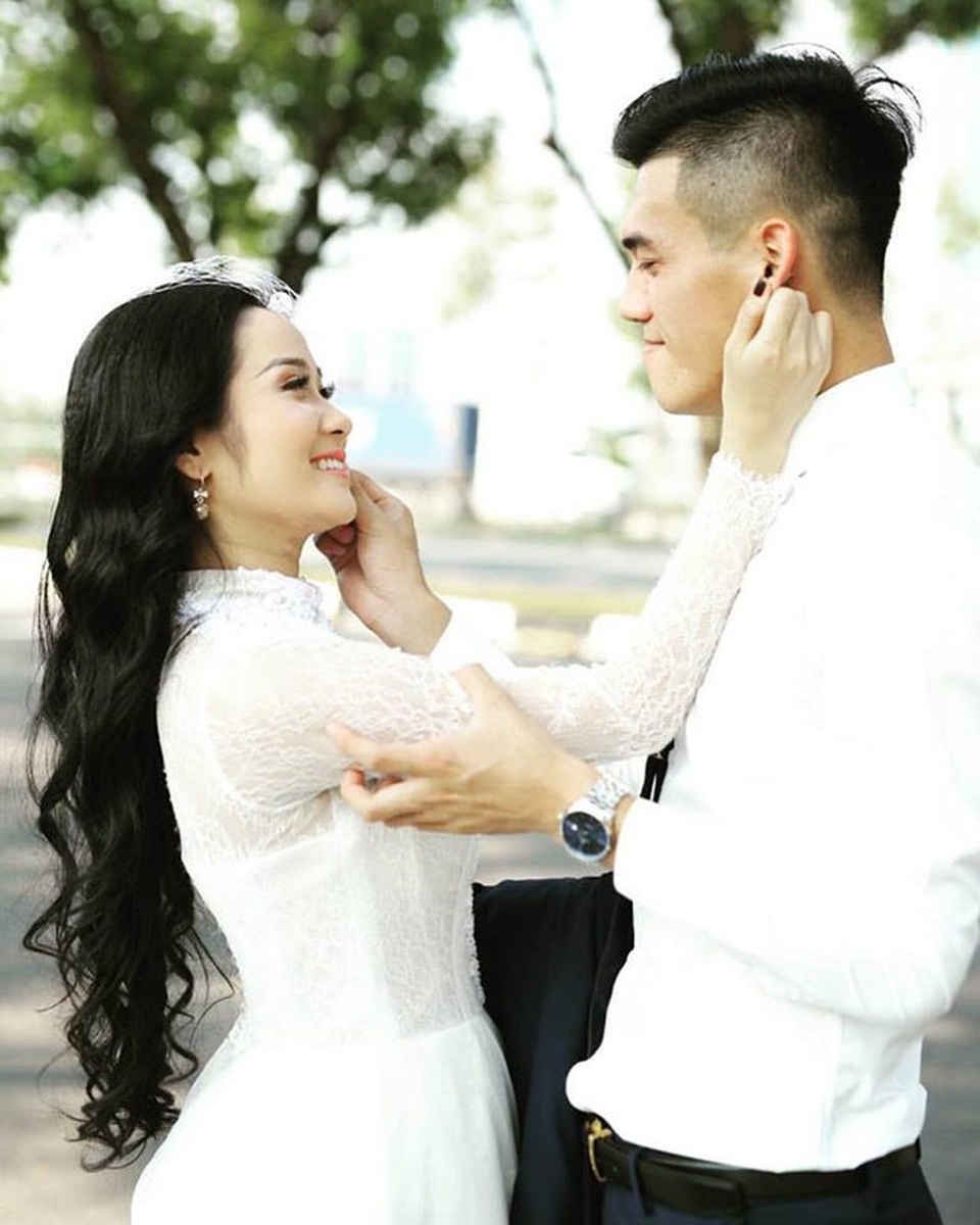 Khoảnh khắc "ngọt như đường" của cầu thủ Tiến Linh và bạn gái giáo viên - 10
Bộ ảnh khiến fan liên tưởng đến ảnh cưới của hai người