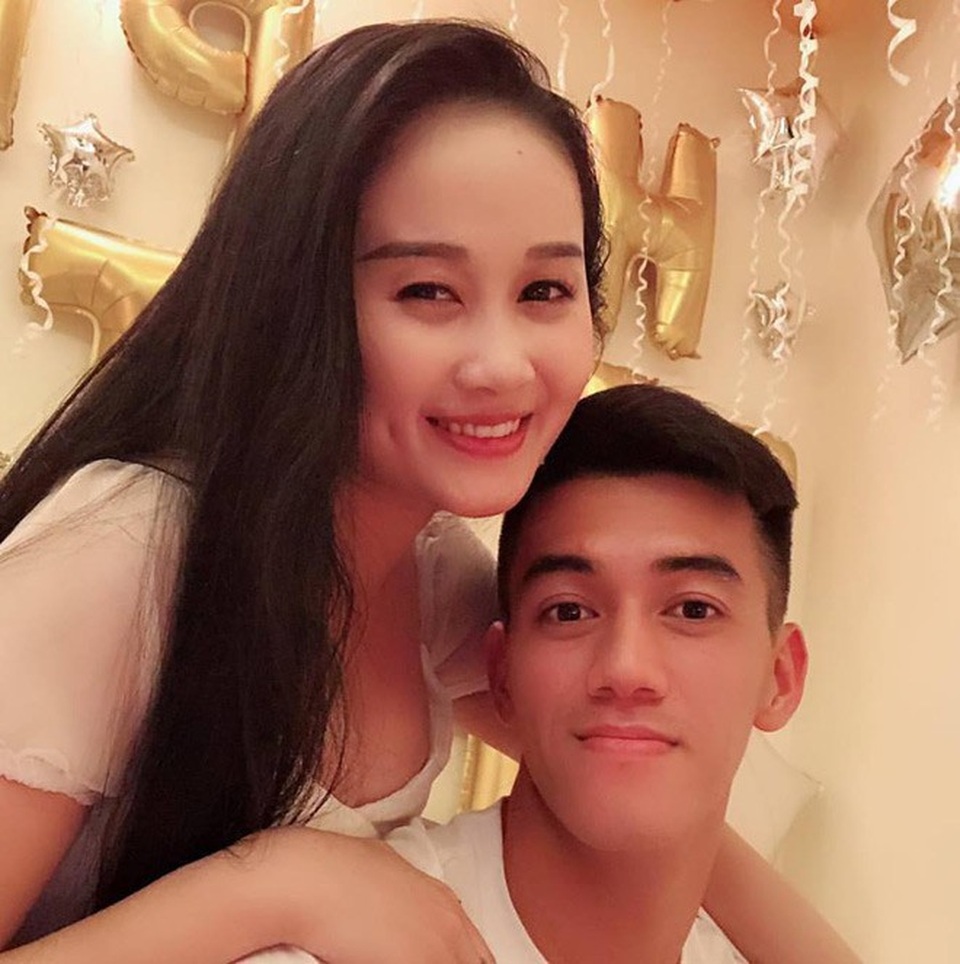Khoảnh khắc "ngọt như đường" của cầu thủ Tiến Linh và bạn gái giáo viên - 2
Cặp đôi công khai hẹn hò cách đây hơn 1 năm