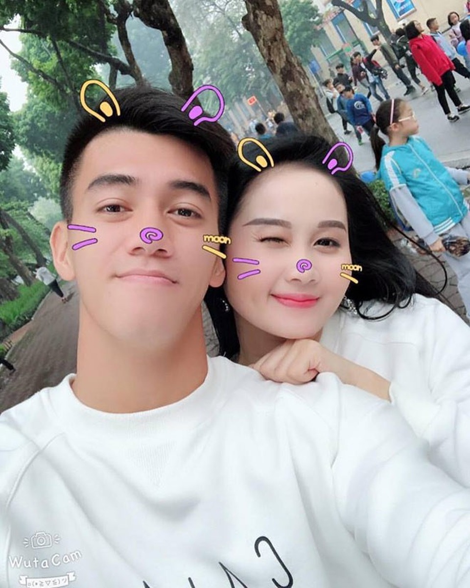 Khoảnh khắc "ngọt như đường" của cầu thủ Tiến Linh và bạn gái giáo viên - 5
Những hình ảnh ngọt ngào thế này ngập tràn trên trang cá nhân của hai người