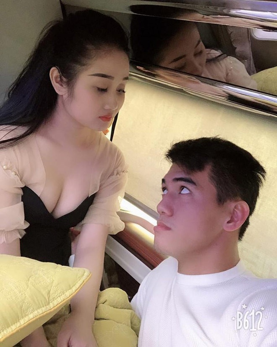Khoảnh khắc "ngọt như đường" của cầu thủ Tiến Linh và bạn gái giáo viên - 7
Xưng hô với nhau là vợ - chồng rất tình tứ