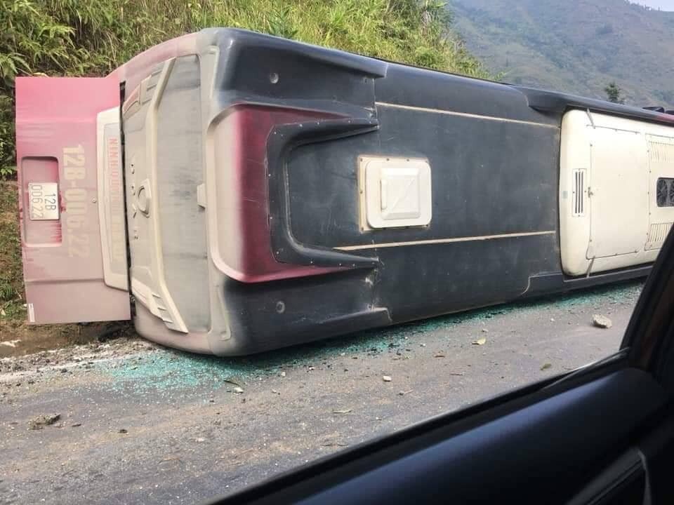 
Chiếc xe lật nghiêng đè chết một người đang đi xe máy bên cạnh.
