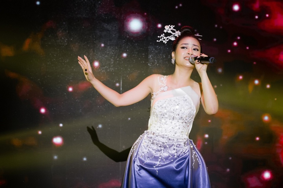 Dương Hoàng Yến sánh đôi Huỳnh Lập trên thảm đỏ - 4 Nữ ca sĩ “Dù chỉ là” trình diễn hai ca khúc đang được yêu thích của mình trong thời gian qua là “Mình yêu nhau từ kiếp nào” (sáng tác Tăng Nhật Tuệ) và “Không phải em đúng không” (sáng tác Khắc Việt). Nếu như “Mình yêu nhau từ kiếp nào” chính là nhạc phim của “Ai chết giơ tay” thì “Không phải em đúng không” là ca khúc mới nhất của Dương Hoàng Yến hiện đang đạt thứ hạng cao trên nhiều bảng xếp hạng âm nhạc. MV của ca khúc này cũng đạt 3 triệu lượt xem.